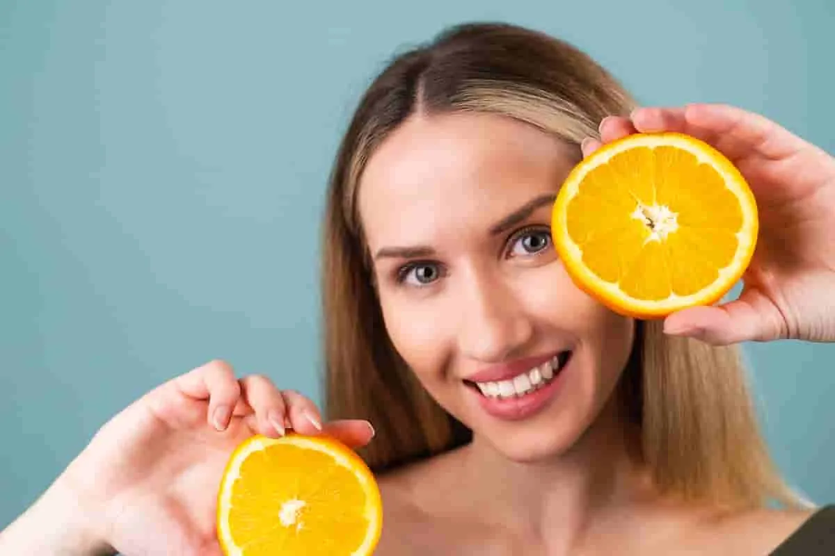 La importancia de la vitamina C en la dieta y su papel en la salud inmunológica y la prevención de enfermedades.