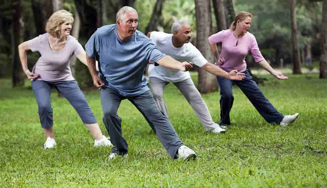 Los beneficios del tai chi para la salud física y mental de las personas mayores.